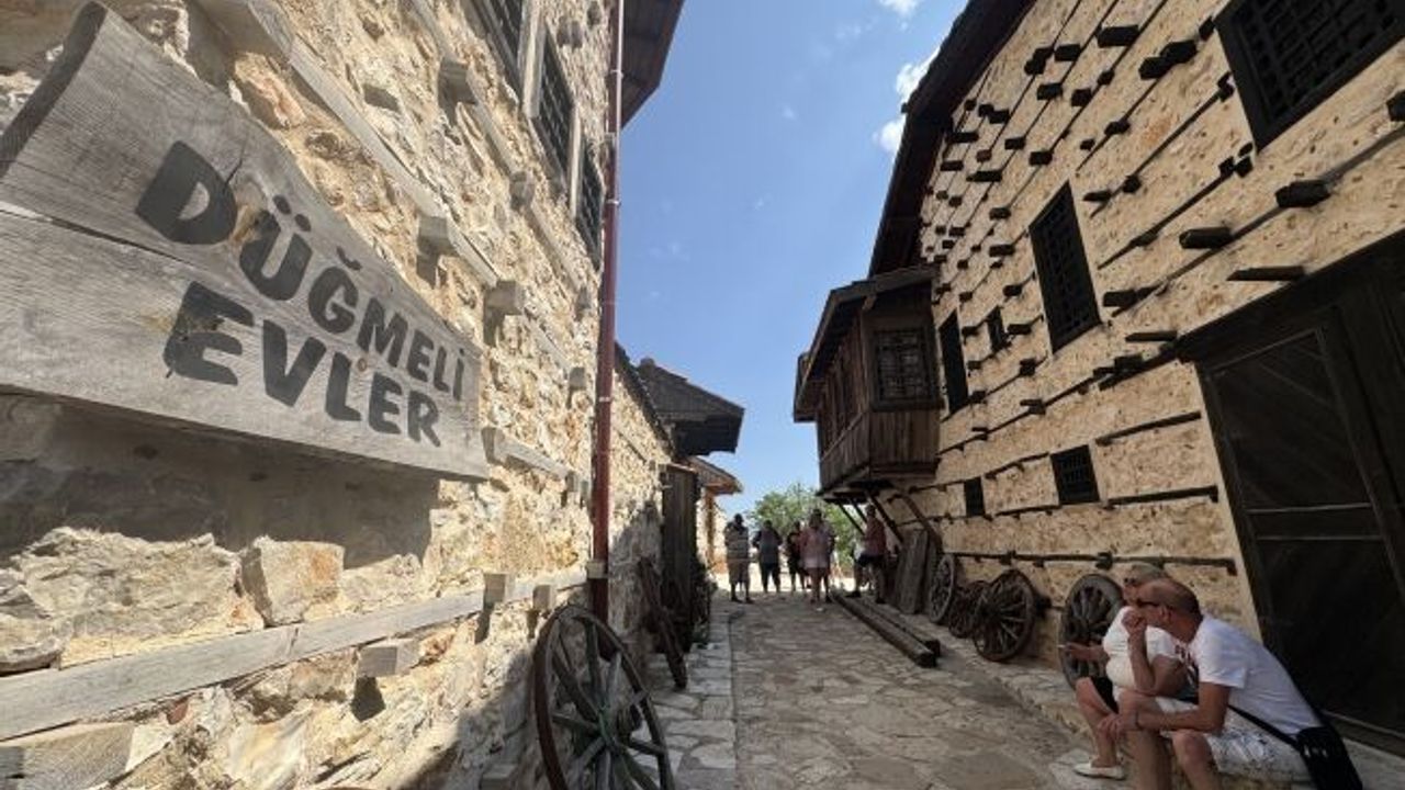 Antalya'nın 15 haneli 50 nüfuslu beton yapı bulunmayan 800 yıllık tarihi köyüne turist akını