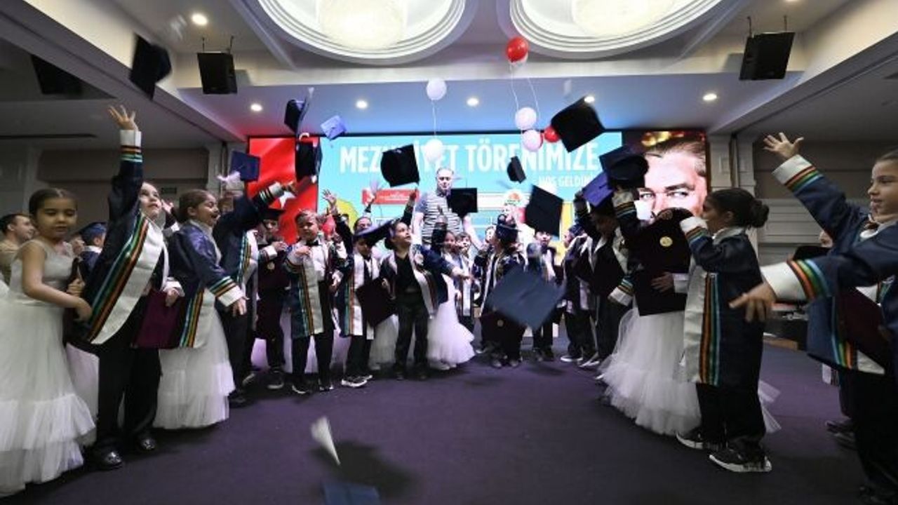 Antalya OSB’nin minikleri mezuniyet sevincini kep atarak kutladı