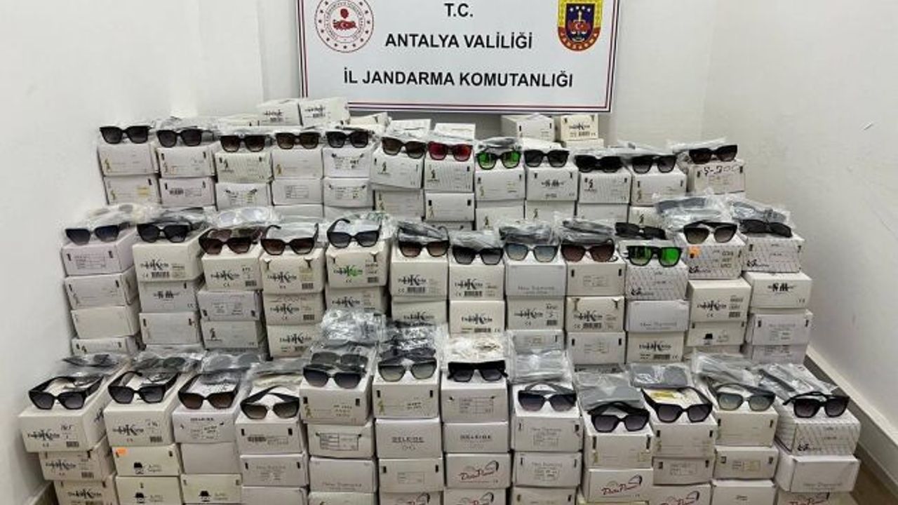 Antalya’da 16 bin adet kaçak güneş gözlüğü yakalandı