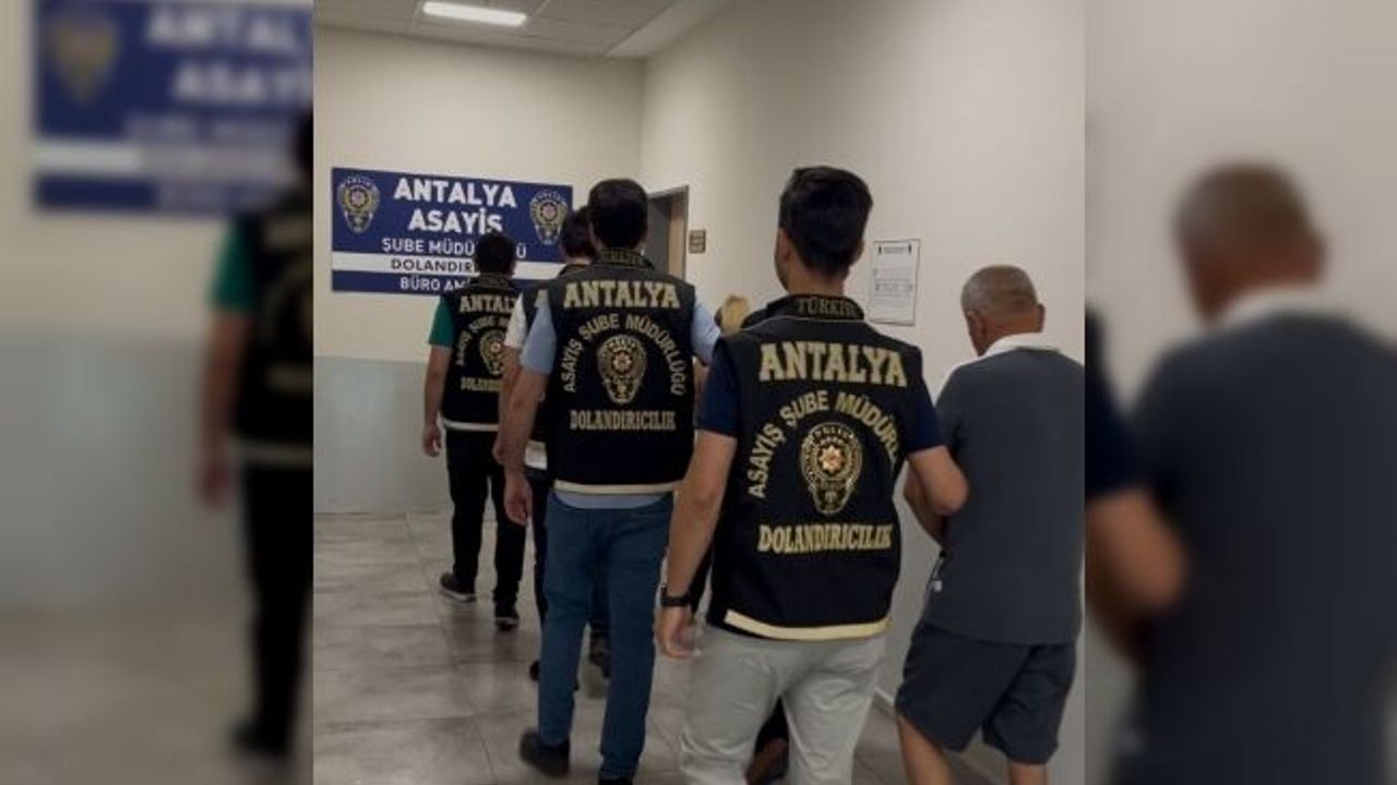 Antalya’da sahte altınla kuyumcuları dolandıran 4 şüpheli yakalandı