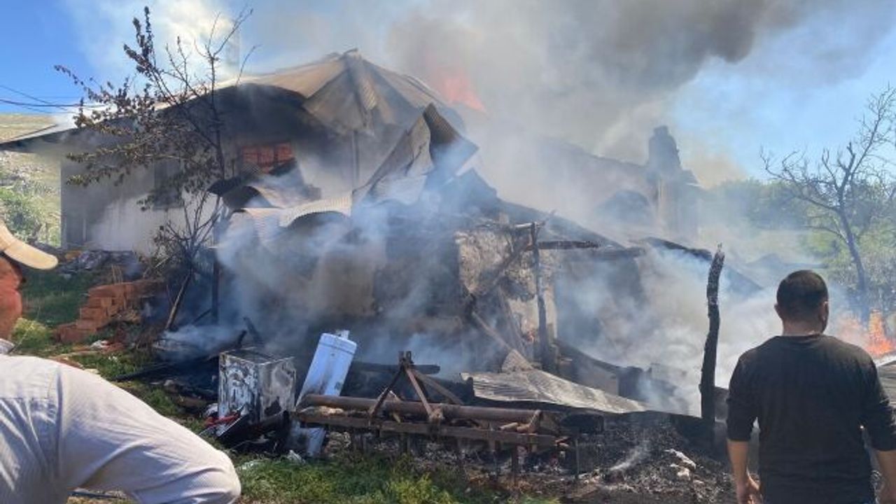 Antalya’da yaşlı çiftin evi yandı, iki kurbanlığı telef oldu