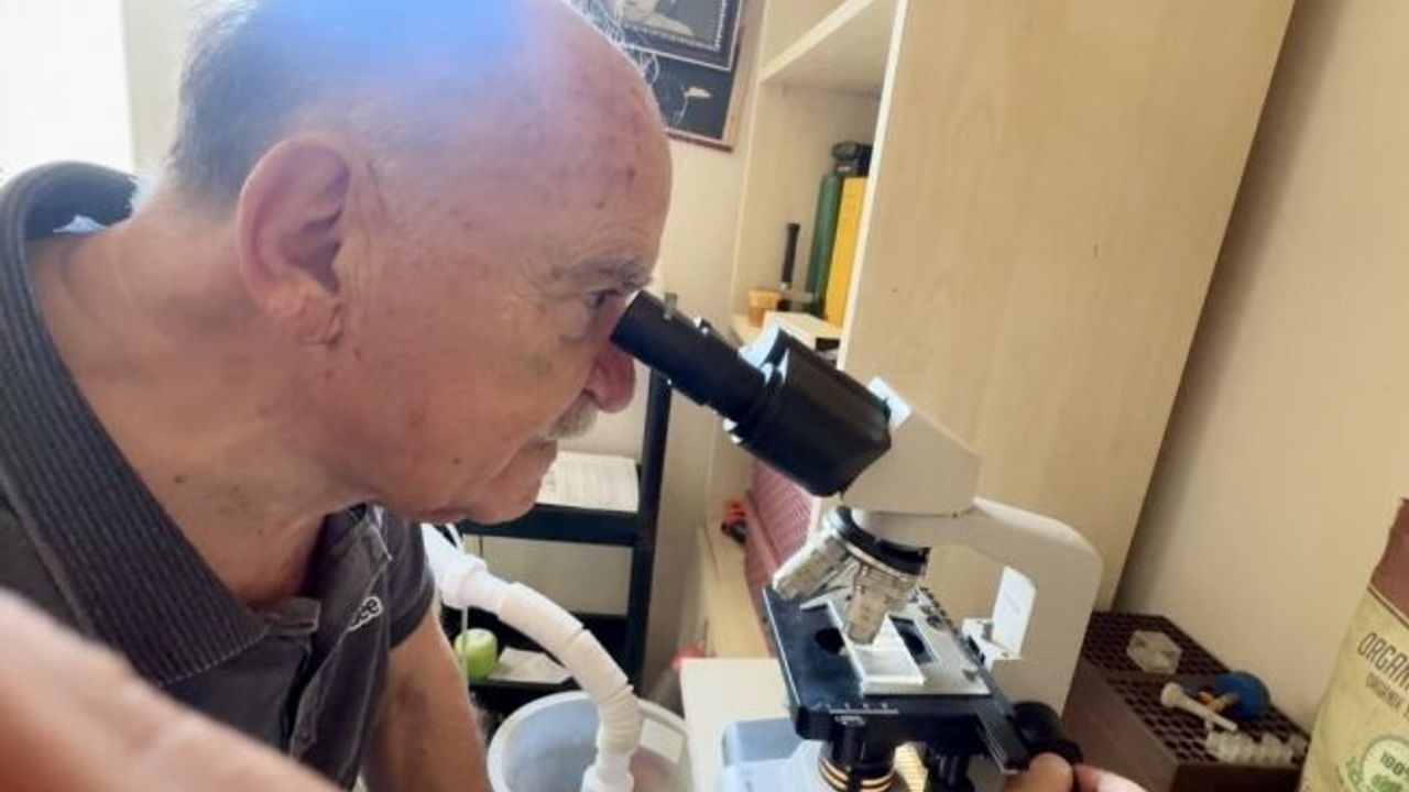 Evinin bir odasını labaratuvar haline getirdi, araştırmalarına ara vermedi