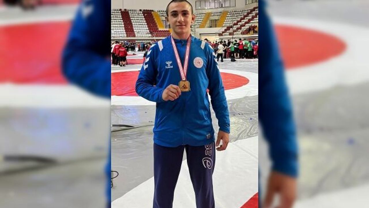 Korkuteli'nin güreşçisi 78 kiloda Türkiye şampiyonu oldu