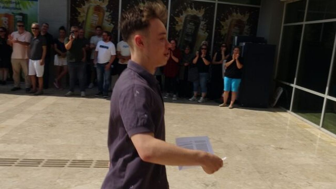 Sınava son saniyede yetişti, binaya velilerin alkışları eşliğinde girdi