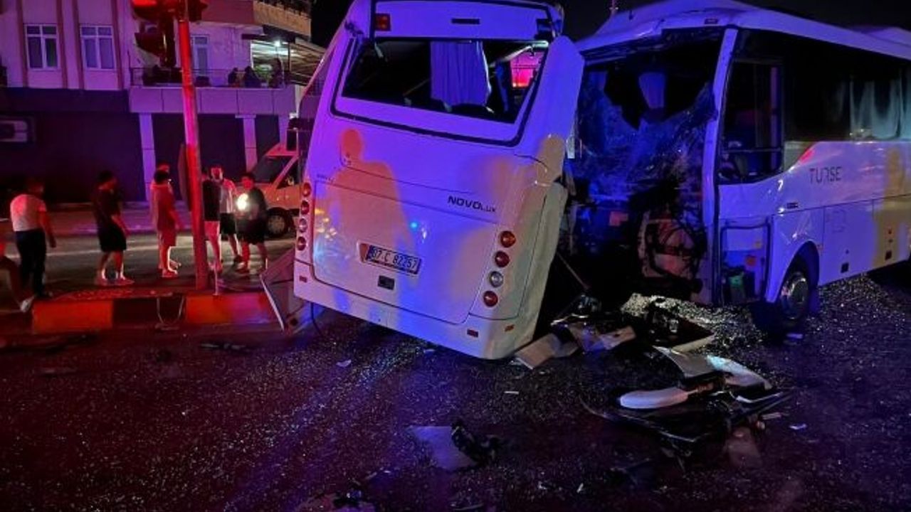Antalya'da 3 midibüs birbirine girdi, ortalık savaş alanına döndü: 6 yaralı