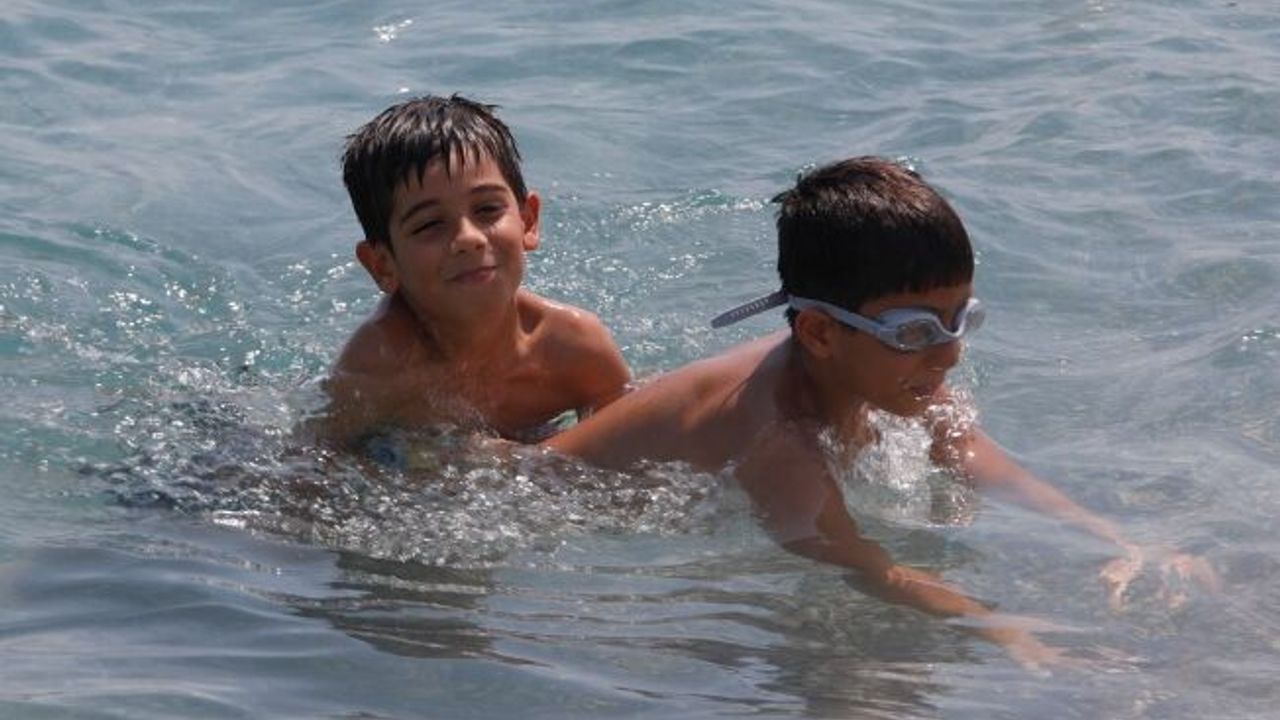 Antalya'da hava sıcaklığı 37, deniz suyu 32 derece oldu