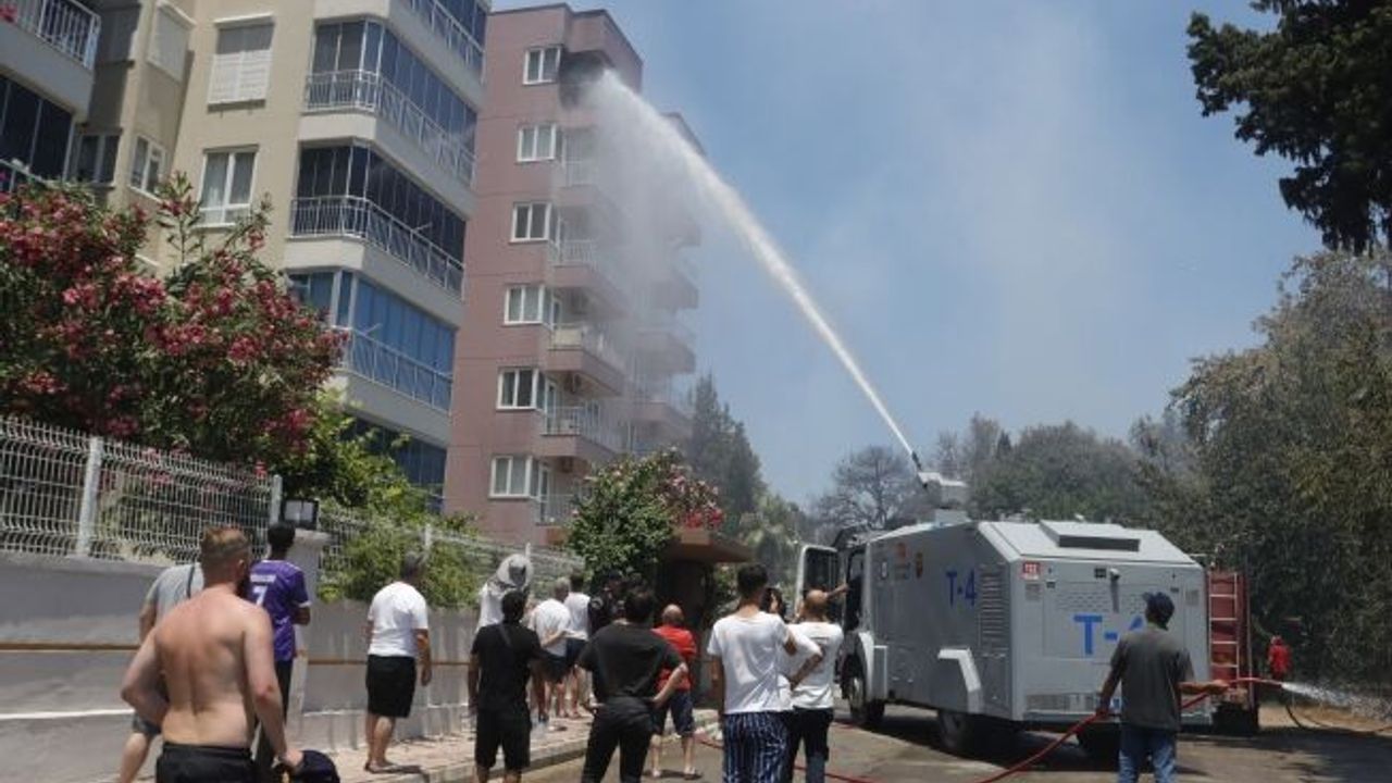 Antalya'da orman yangınında apartmanın 7. katına sıçrayan kıvılcıma TOMA müdahale etti