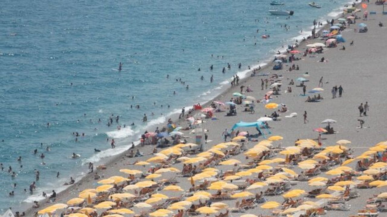  Antalya'da sıcaklık artışı devam ediyor, vatandaşlar sahile akın etti