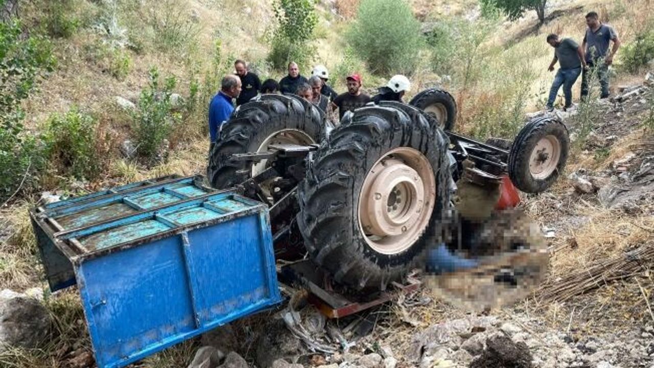 Dereye taş dökerken devrilen traktörün altında kaldı, cansız bedeni 1 saat sonra bulundu