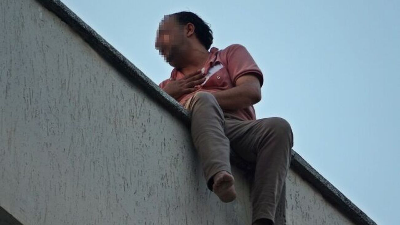 Karısına kızıp çatıya çıktı! İtfaiyeyi peşinden koşturdu…