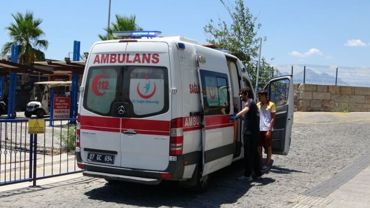 Tekne turunda yaralanan turistin yardımına deniz polisi yetişti