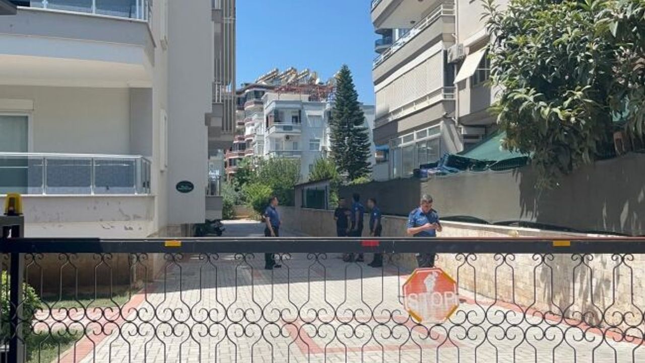 Alanya'da klima takarken dengesini kaybeden kişi 6. kattan zemine düştü