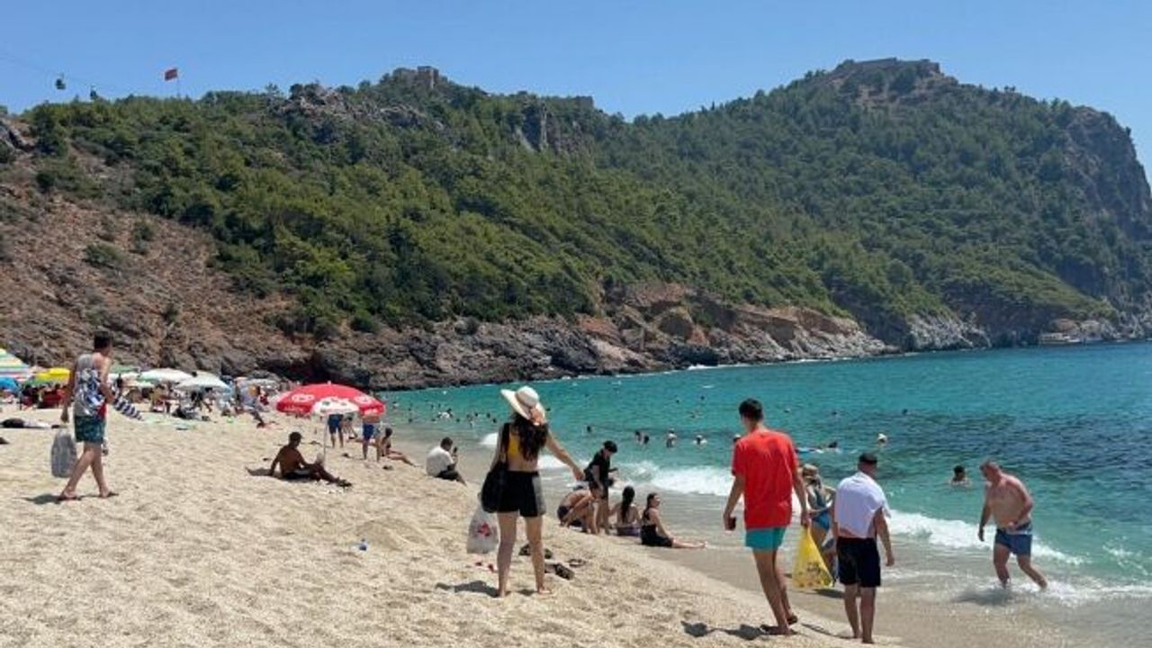 Alanya'da sıcak hava sebebiyle yerli ve yabancı turistler plajları doldurdu