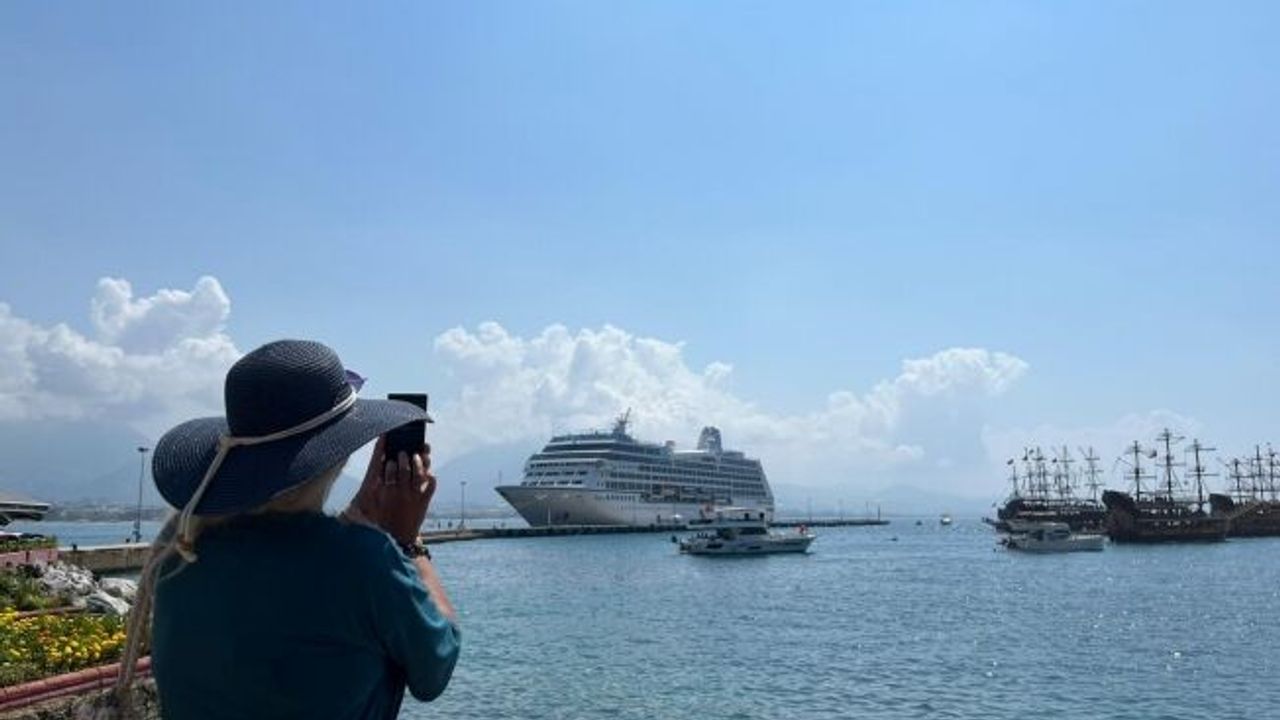 Amerikalı 602 yolcu ve 393 mürettebatlı dev kruvaziyer Alanya'da