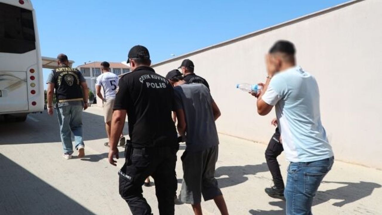 Antalya'da eş zamanlı düzenlenen operasyonda 80 aranan şahıs yakalandı