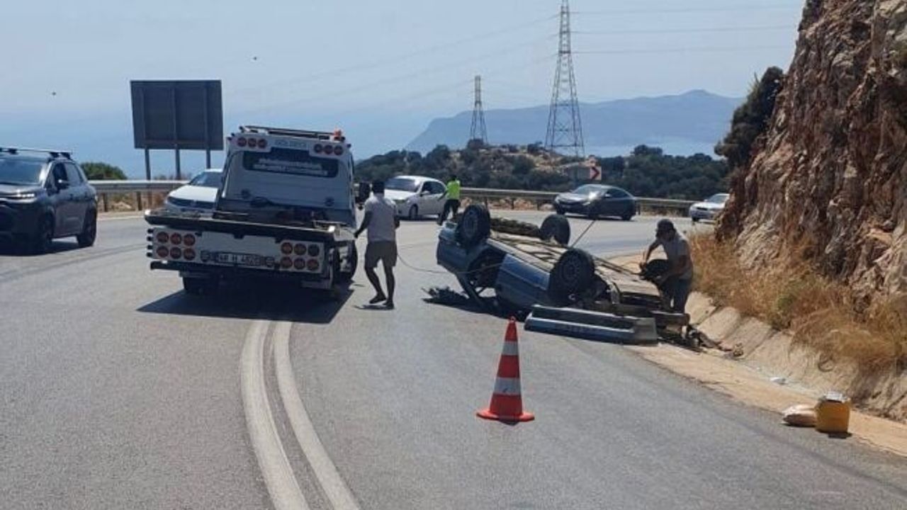 Antalya'da otomobil dağlık alana çarparak ters döndü: 2 yaralı