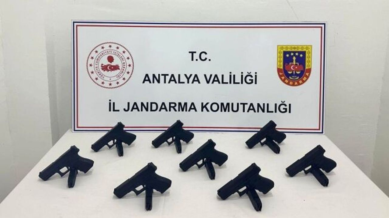 Antalya'da otomobilden 8 ruhsatsız tabanca çıktı