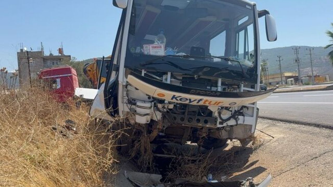 Antalya'da tur otobüsü drenaj hendeğine düştü: 23 yaralı