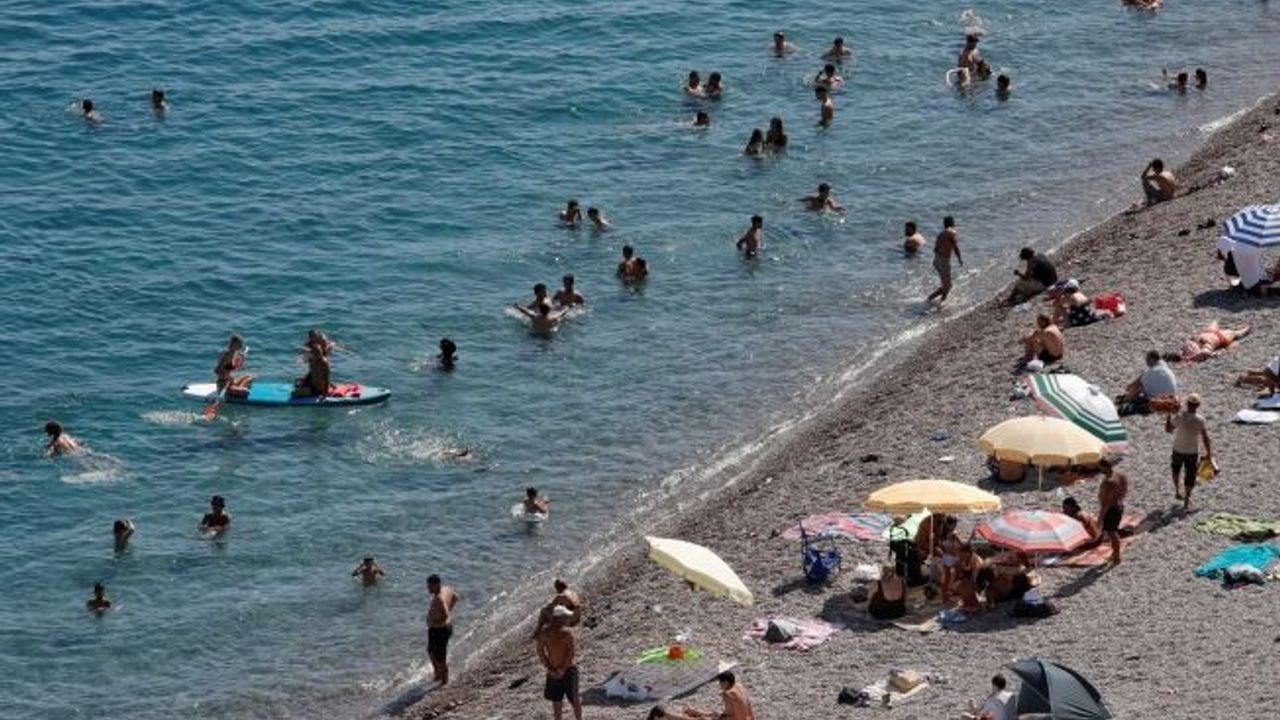 Antalya'nın deniz suyu sıcaklığı 33 dereceyle İstanbul ve Ankara'nın sıcak havasını geride bıraktı