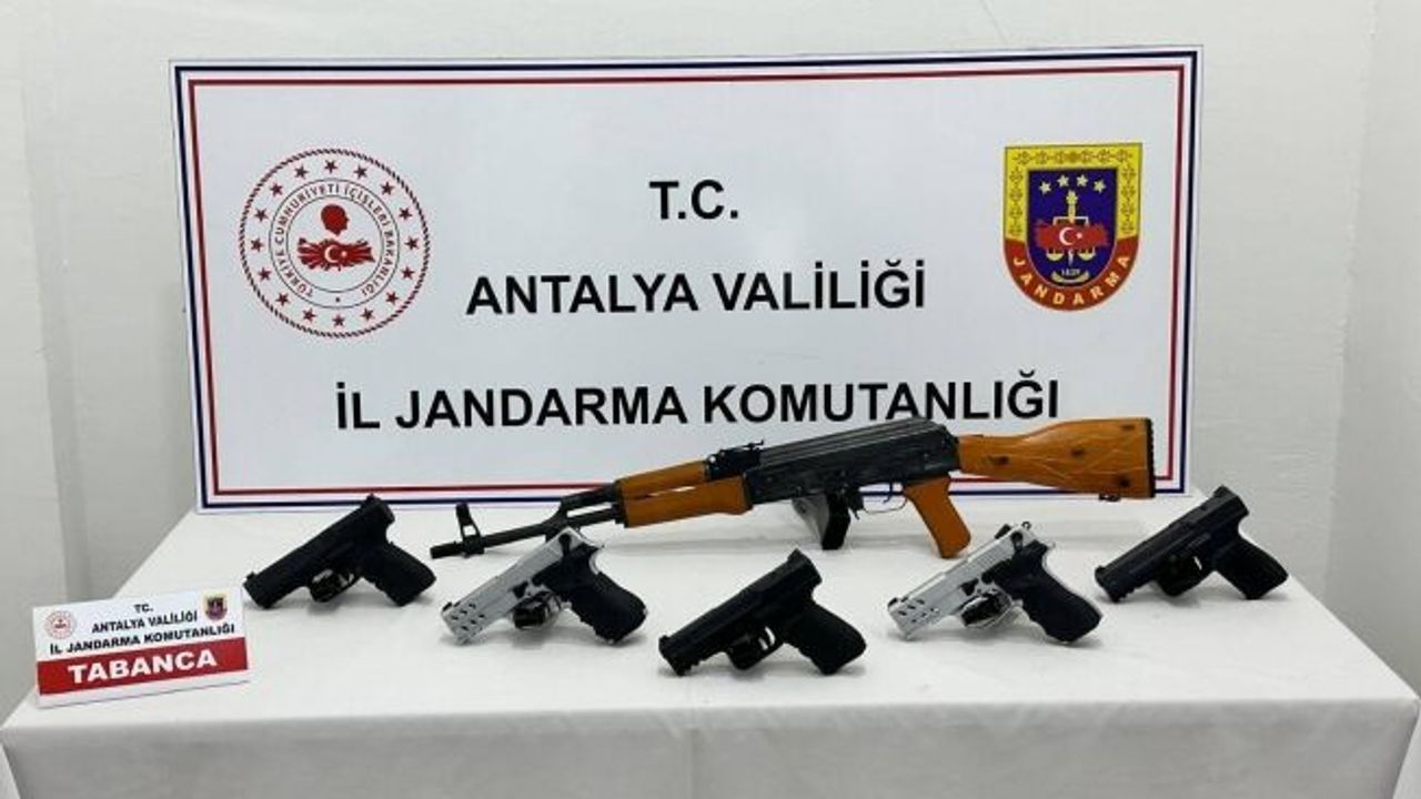 Jandarmadan ruhsatsız silah operasyonu: 5 tabanca ele geçirildi