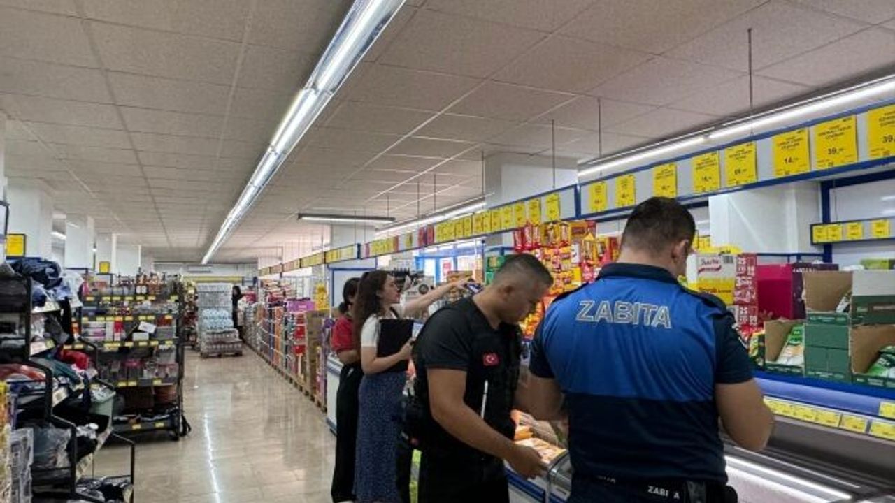Kemer'de zabıta ekipleri marketlerde etiket ve hijyen denetimi yaptı