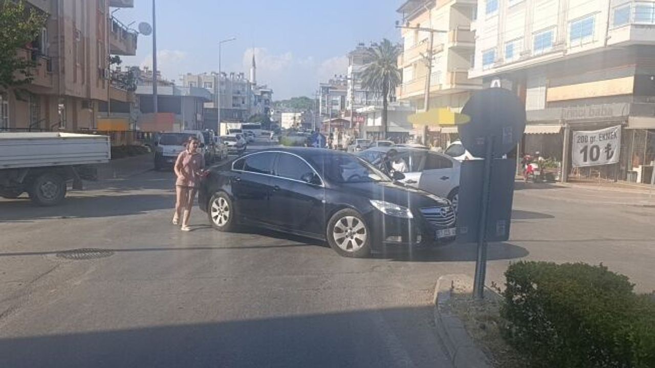 Manavgat'ta 15 dakika arayla aynı kavşakta iki kaza: 1 yaralı