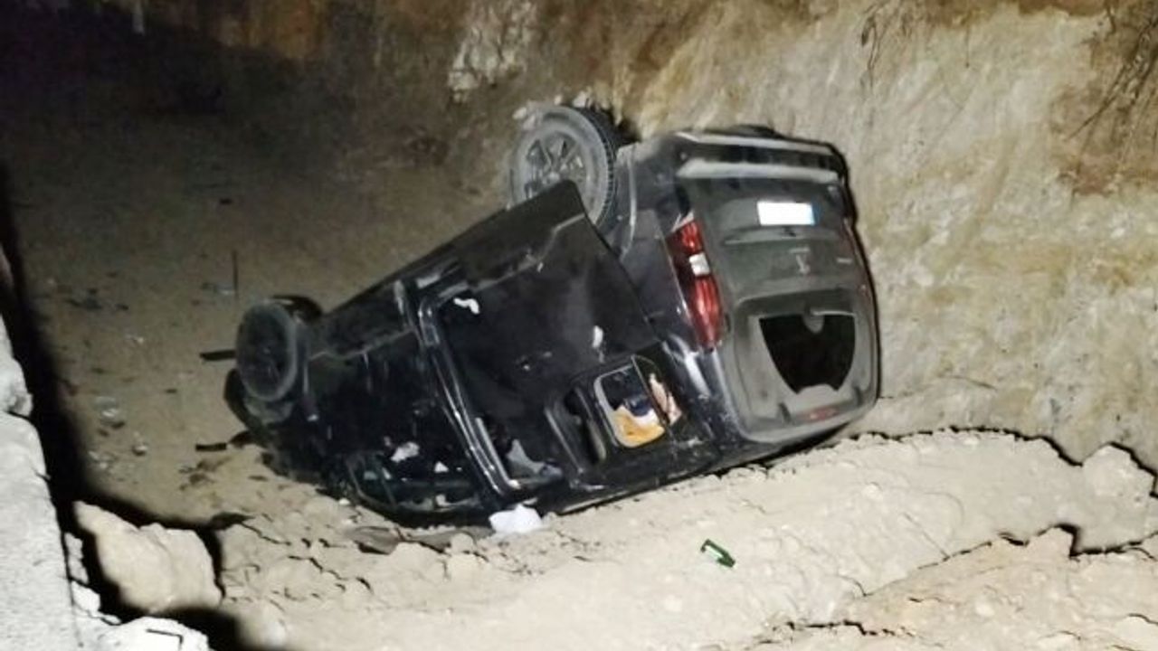 Otomobile çarpan hafif ticari araç kanala uçtu!