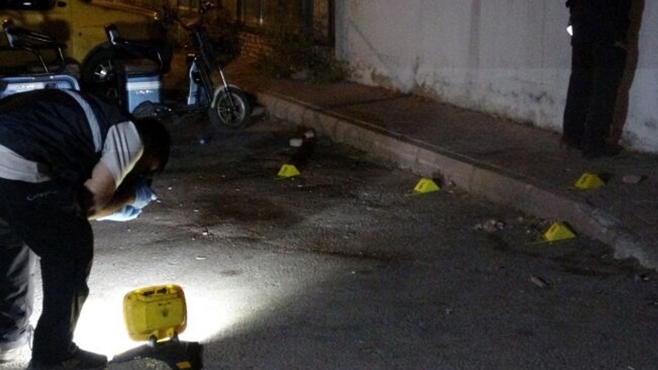 Oturduğu apartmanın girişinde silahlı saldırıya uğrayan şahıs yaralandı