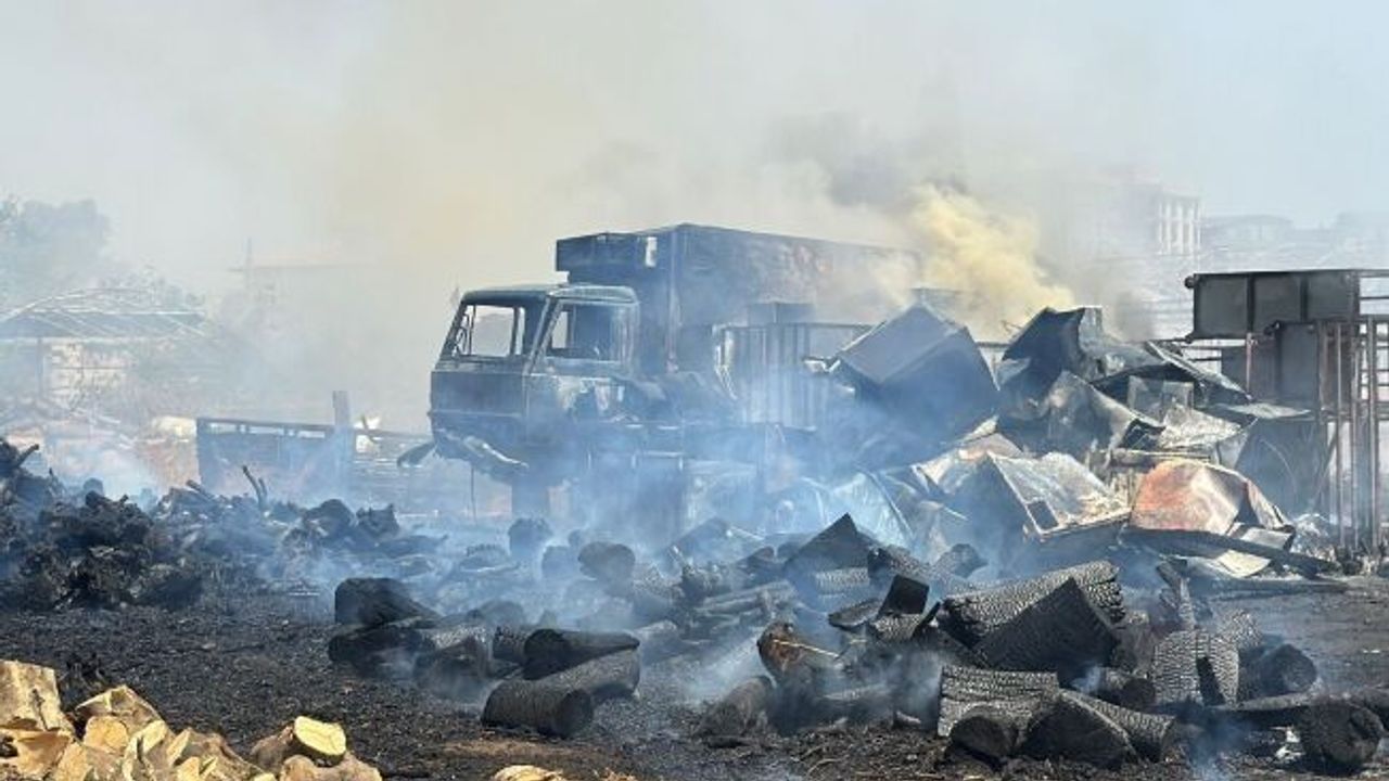 Sera sökümü sırasında spiral kıvılcımlarından çıkan yangın, odun, kamyonet ve atık malzemeleri küle çevirdi