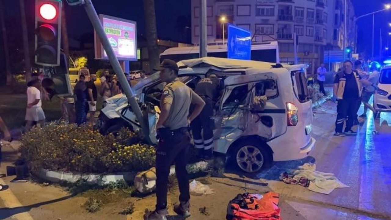 Antalya'da kırmızı ışık ihlali kazayı da beraberinde getirdi: 3'ü ağır 6 yaralı