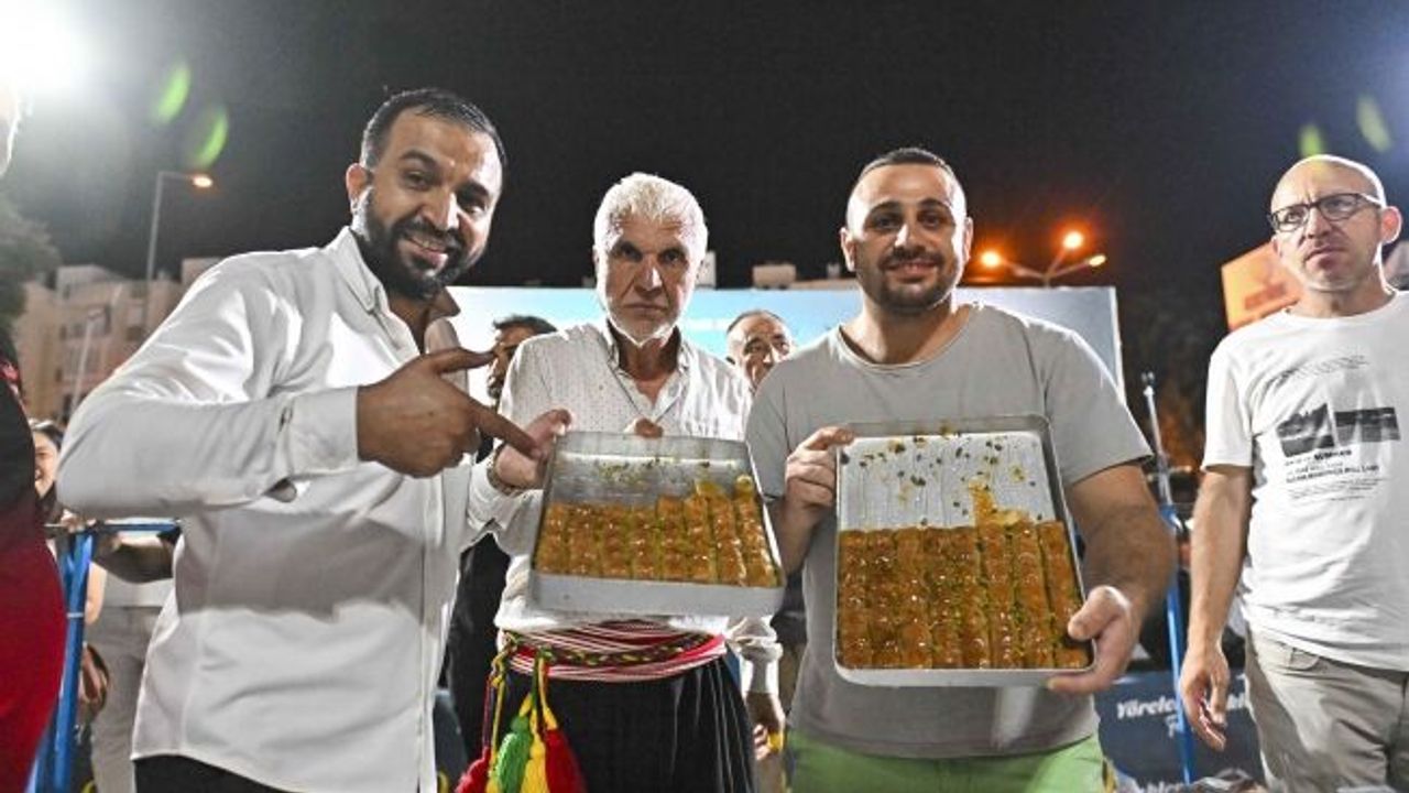 En fazla baklavayı yemek için kıyasıya yarıştılar!