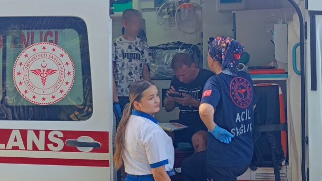 Hastanede para alınabileceğini duyunca yaralı oğluyla birlikte ambulanstan indi