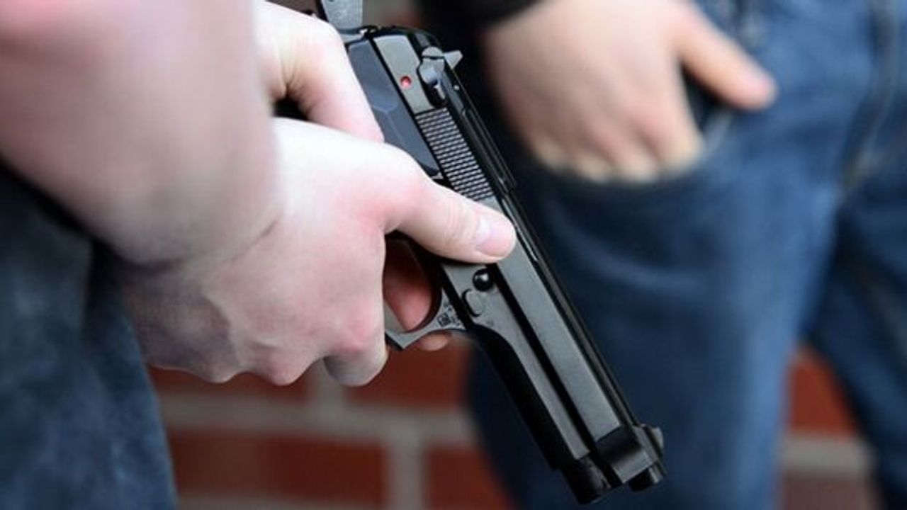Akrabalar arasında tehlikeli araç kullanma tartışması silahlı kavgaya döndü: 2 yaralı