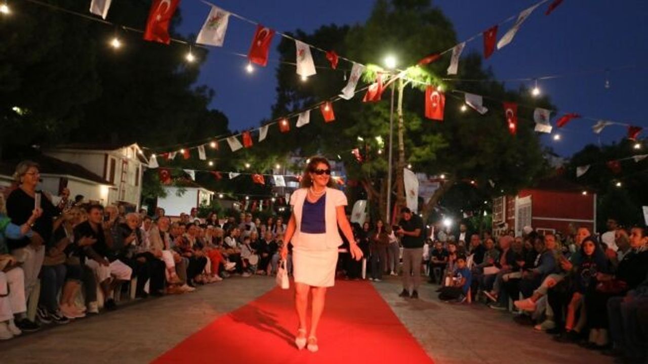 Antalya'da 60 yaş üstü öğrenciler podyumda mankenlere taş çıkardı