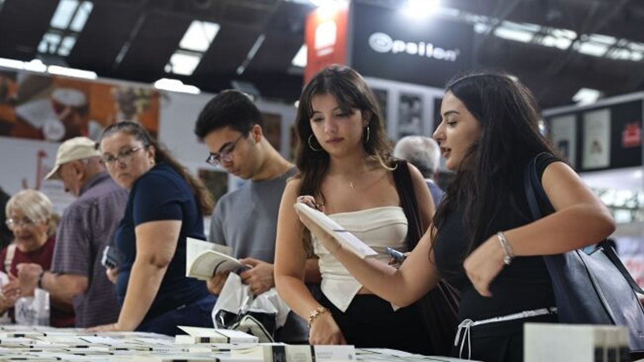  Antalya Kitap Fuarı ilk gününde yoğun ilgi gördü