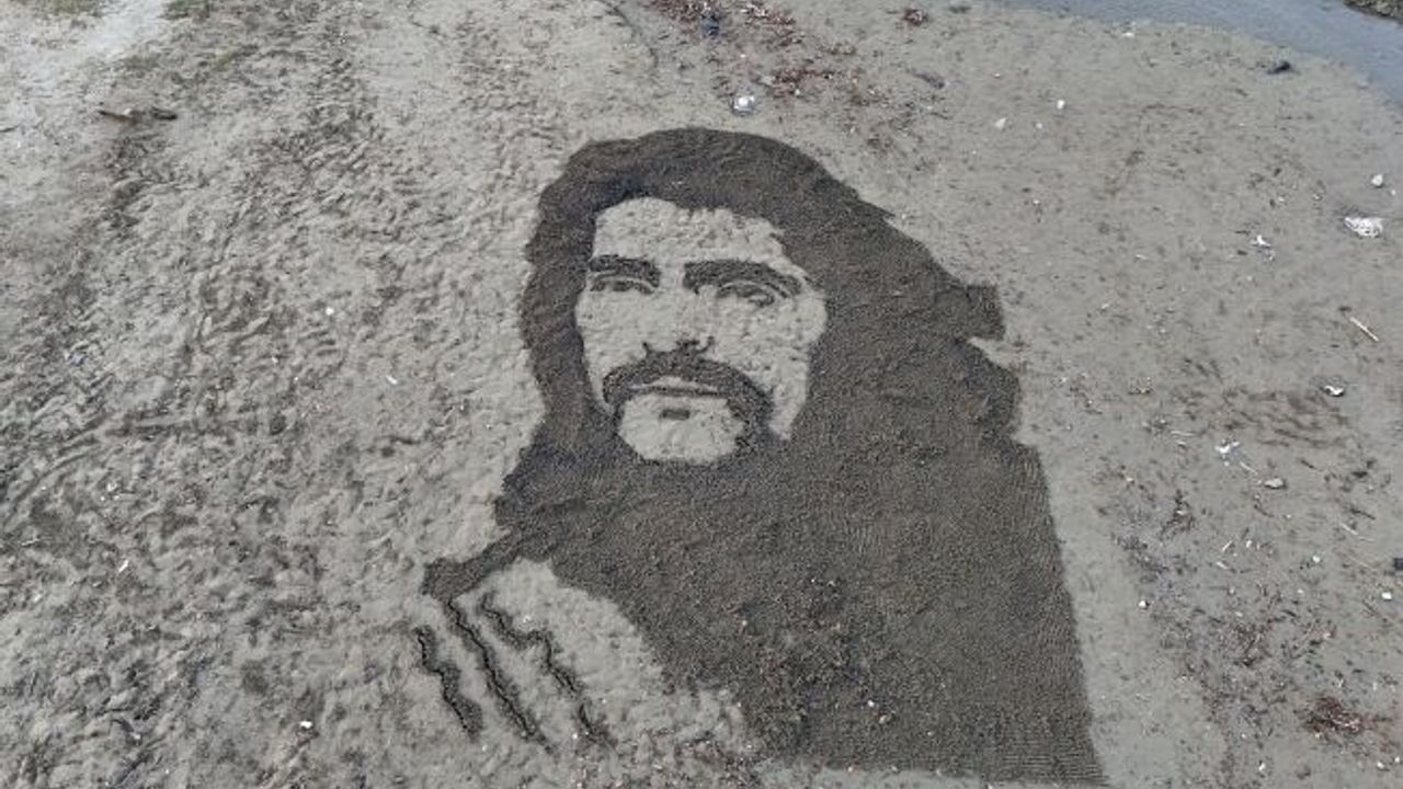 Barış Manço'nun resmini tırmıkla Alanya sahillerine işledi