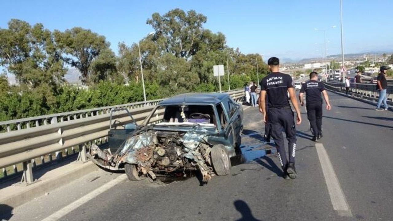 Bariyerlere çarpan Tofaş hurdaya döndü, etrafa saçılan parçaları başka sürücüyü de yaraladı
