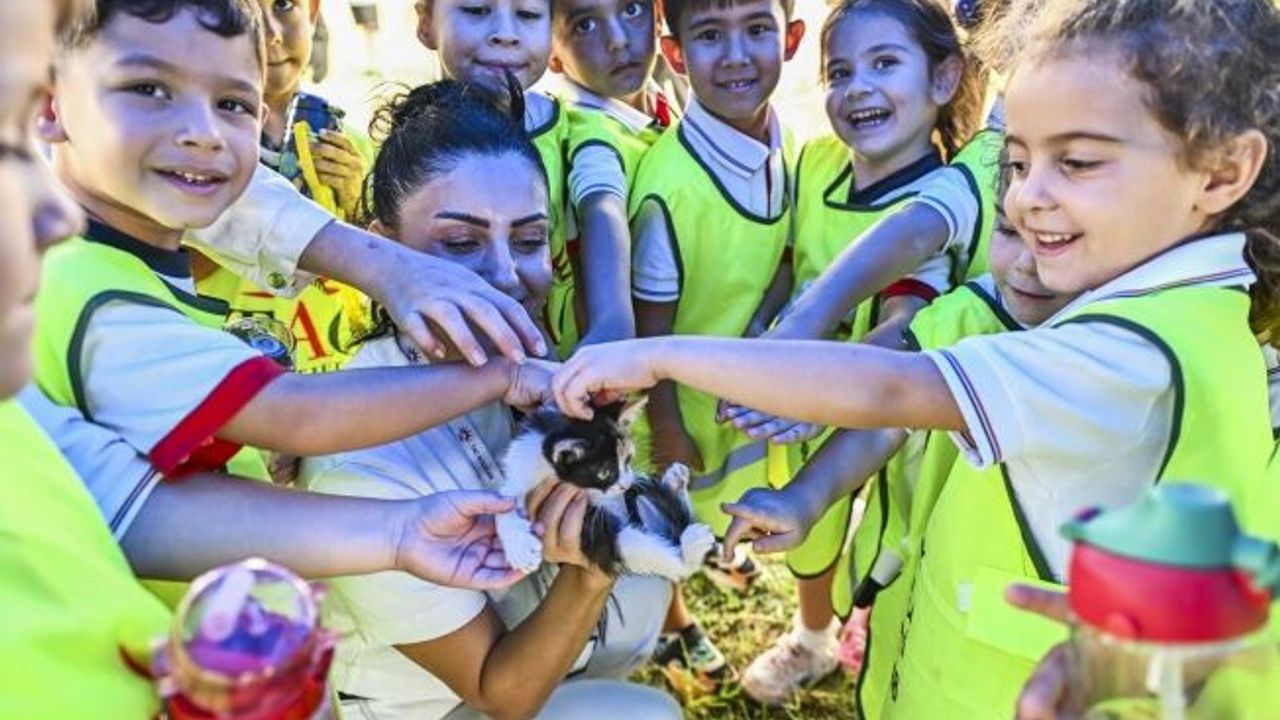 Muratpaşa'da çocuklar patili dostlarıyla buluştu