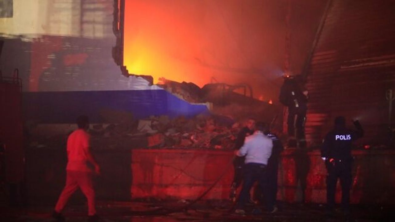 Aksu'da korkutan yangın! Fabrika alev alev yandı