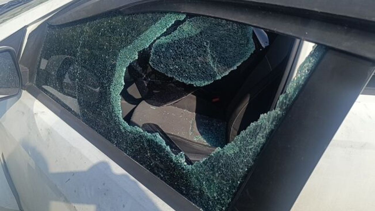  Antalya'da 16 yaşındaki çocuk otomobilin camını kırıp 50 bin TL çaldı