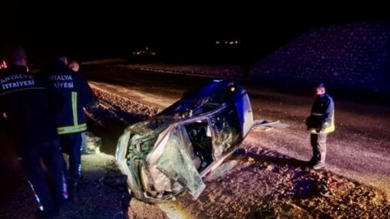 Antalya'da kontrolden çıkan otomobil yan yattı: 3 yaralı