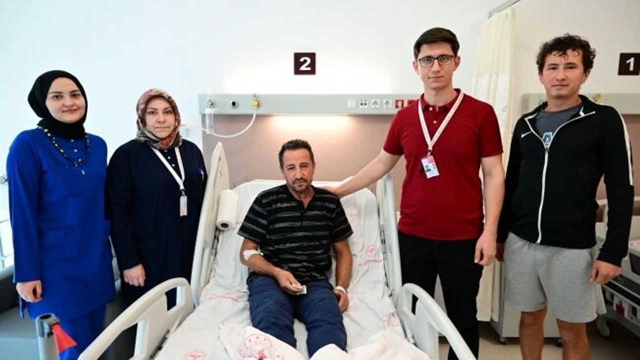 Çekiç kullanırken gözüne metal parça saplandı