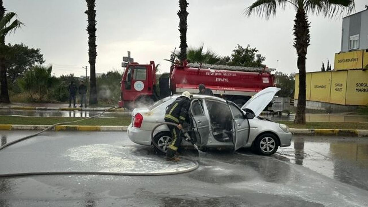 Seyir halindeki otomobil yandı: Sürücü kendini dışarı attı!