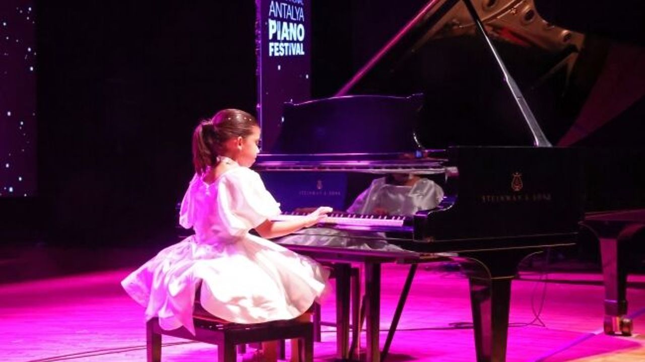  25. Uluslararası Antalya Piyano Festivali'nde genç yetenekler sahne aldı