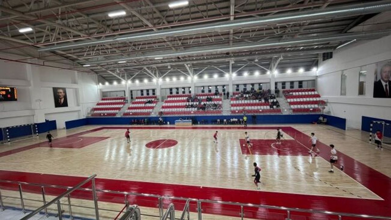 Aksu’da Okul Sporları Futsal müsabakaları devam ediyor