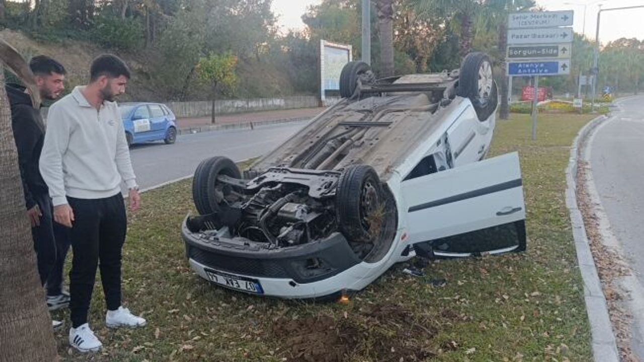  Antalya'da refüje çarpıp ters dönen araçtan ayakta çıktı