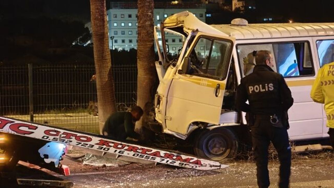Minibüs refüje çıktı: Alkollü sürücü yaralandı