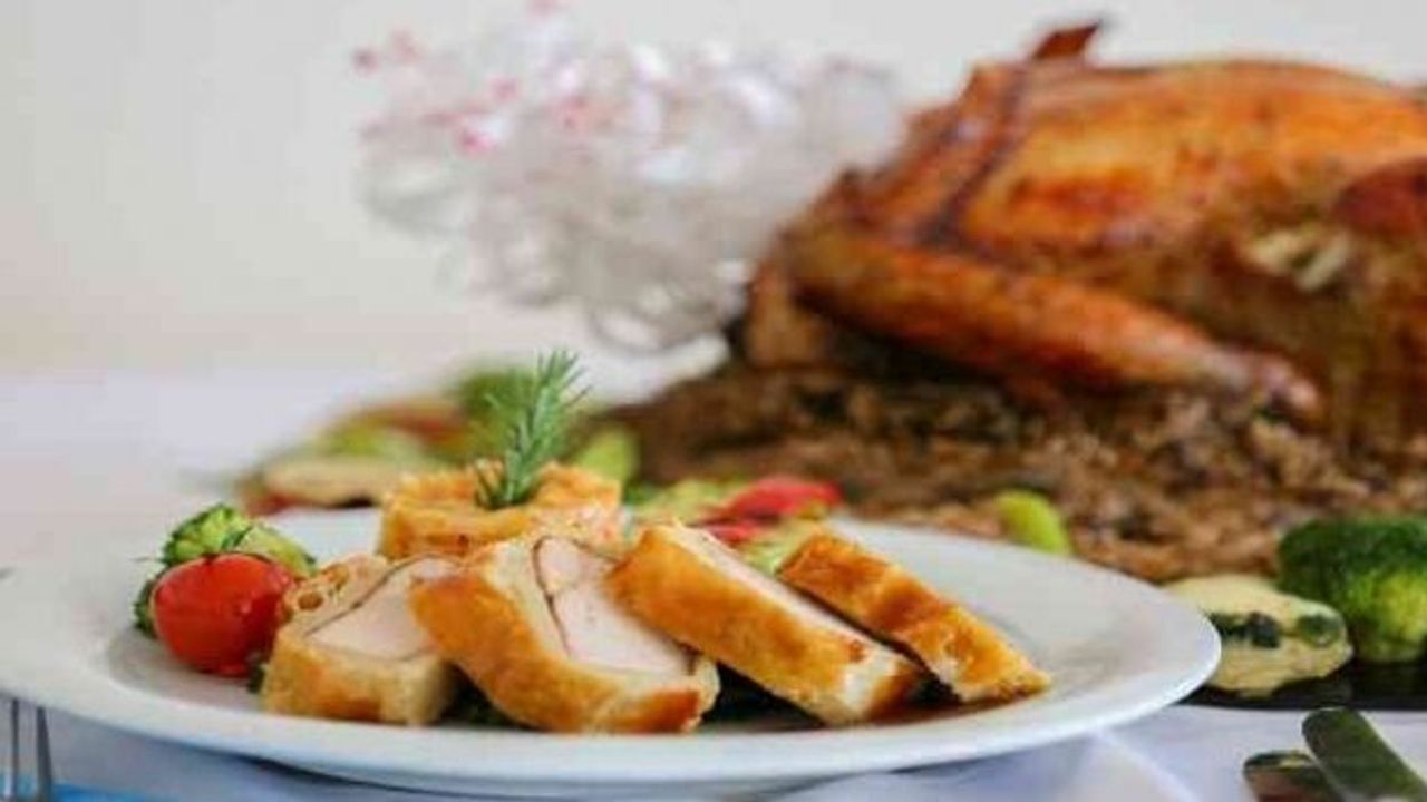 Yılbaşı akşamında yemek yerken pişman etmeyecek 10 altın kural