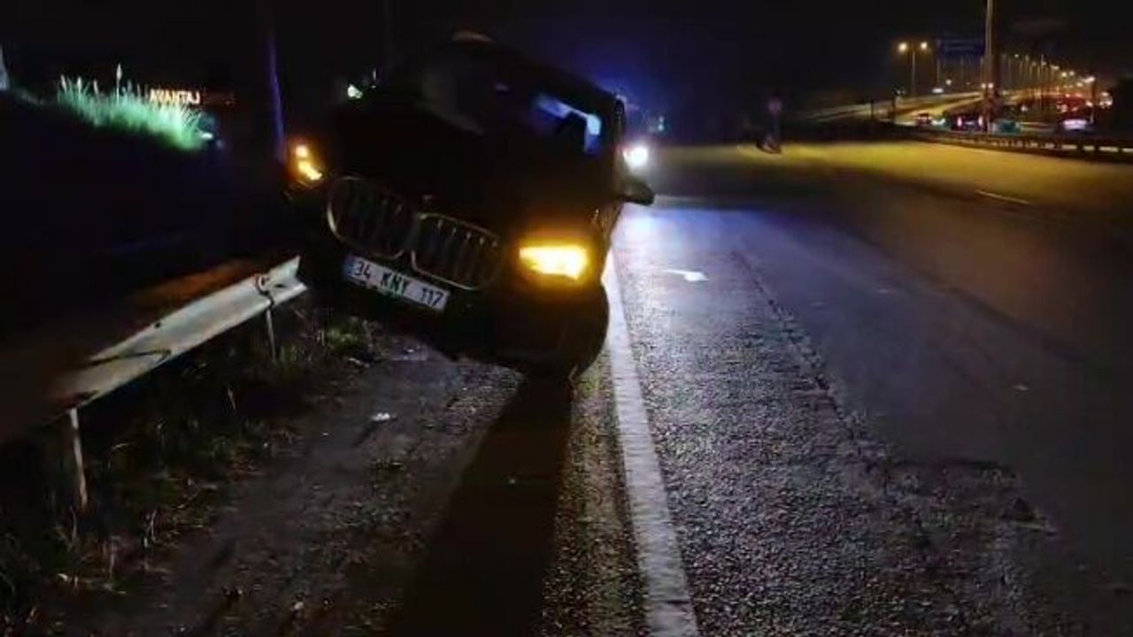Antalya'da kontrolden çıkan lüks cip, bariyerlerin üzerinde asılı kaldı