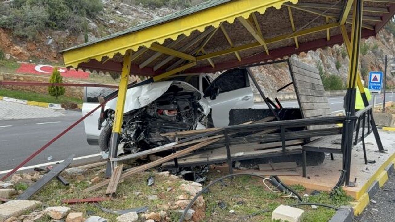 Antalya'da otomobil jandarma bekleme noktasına çarptı: 4 yaralı